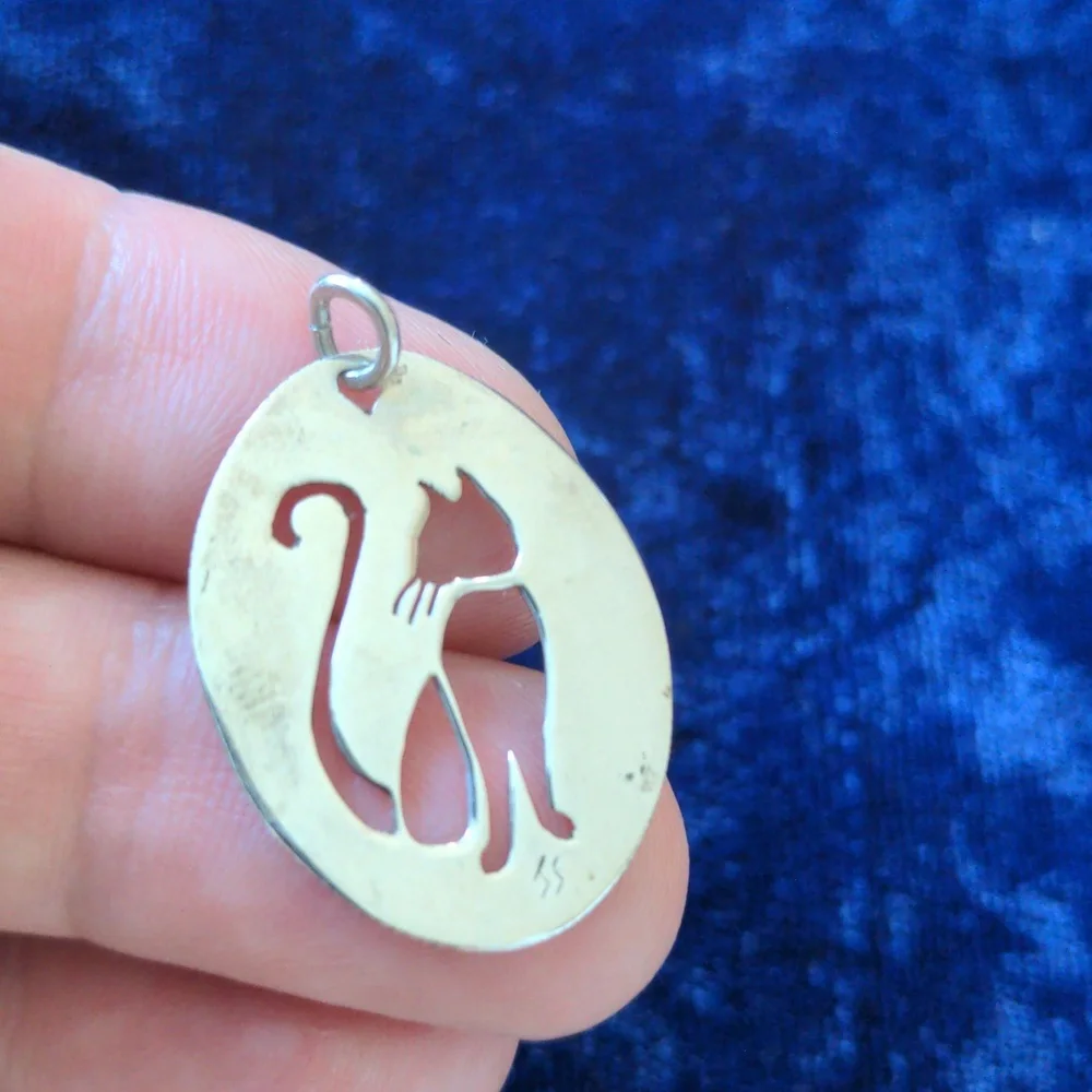 Oval silver tone pendant with intricately carved cat - Picture 4 of 4